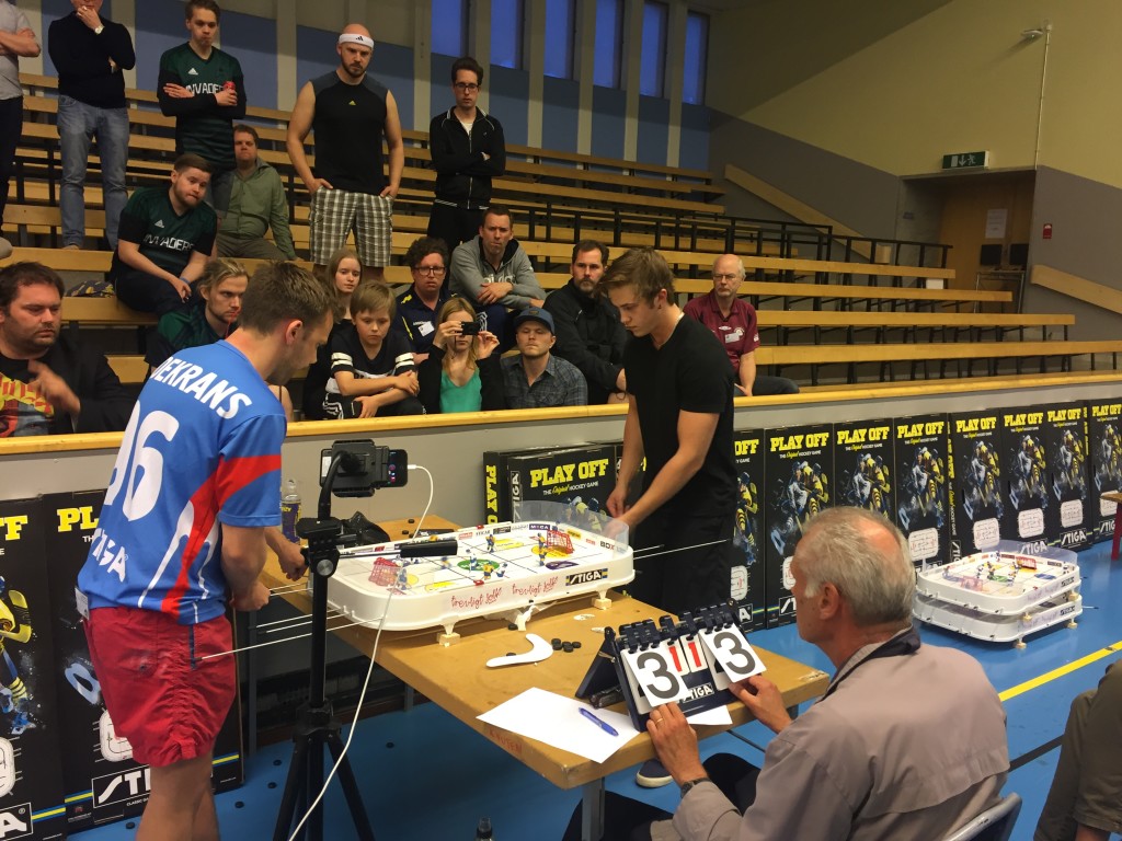 Carl Bindekrans (t v) mot Oscar Henriksson (t h) i final.