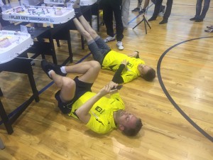 Kalle och Makkan vilar mellan lagmatcherna