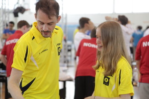 Emma får tips inför en av sina matcher av Jimmy Mårdell. Foto: Andrei Kniaziuk