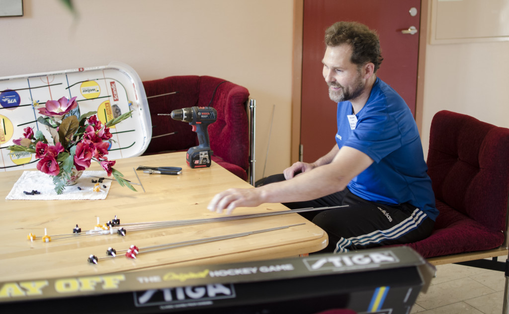 Sveke Jonsson visar hur han modifierat ett spel så att spelarna snurrar åt fel håll! Nästan helt omöjligt att göra mål då... Foto: Jonas Orelund